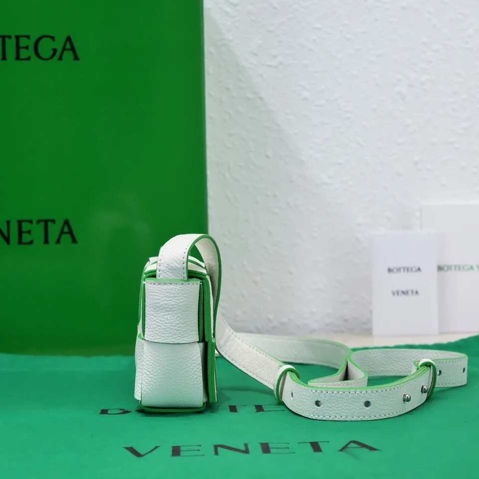 Batch 920 #B家’s new sheepskin checkered Mini cassette Bag. New style in mud and white color combination🎈 This little cutie has been blown away before it’s shipped. Available in waxed leather/sheepskin. Both leathers feel very textured. The cutie is super cute. Although it can’t fit a mobile phone, it can hold a lot of everyday cuties. It can be used as a decoration or a small bag. The mini Tabby can always add points to the look just right. A cute little girl who has a 100% chance of turning heads when traveling. The same style as Get's. The shoulder strap is just right for cross-body wear. It's perfect~ Size: 12x8x4, model: 6813# pebbled cowhide